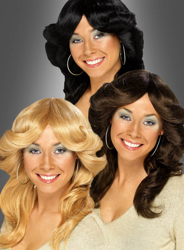 Drei Frauen mit ähnlichem Haarstil und Make-up posieren vor einem grauen Hintergrund und präsentieren jeweils die Damenperücke „70er Jahre Föhnwelle“ in langen, welligen Frisuren, erhältlich in Schwarz, Braun und Blond – ideal, um den kultigen Föhnwellen-Look der 70er Jahre nachzuahmen oder als Disco-Perücke für Damen ein Statement zu setzen.