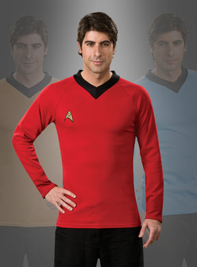 Im Vordergrund steht ein Mann, der ein Original-„Star Trek Classic“-T-Shirt trägt, im Hintergrund sind verblasste Figuren in gelben und blauen Uniformen zu sehen.