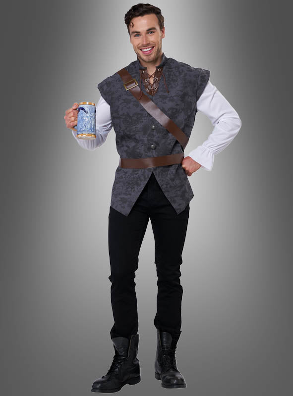 Ein Mann im „Mittelalter-Tavernenmann“-Kostüm hält einen verzierten Krug in der Hand. Er trägt eine graue Weste, ein weißes Hemd, eine schwarze Hose, Stiefel und eine braune Schärpe und steht vor einem grauen Hintergrund mit Farbverlauf.