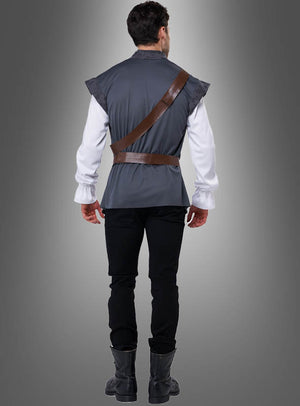 Ein Mann steht mit dem Rücken zur Kamera und trägt das „Mittelalter-Tavernen-Mann-Kostüm“, bestehend aus einer grauen Tunika mit braunen Riemen, einem weißen Langarmhemd, einer schwarzen Hose und schwarzen Stiefeln, vor einem schlichten Hintergrund mit Farbverlauf.