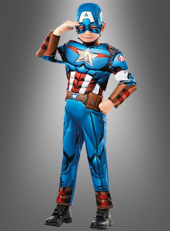 Ein Kind, das das „Captain America“-Kinder-Muskelkostüm Deluxe trägt, posiert mit einer Hand an der Stirn vor einem grauen Hintergrund mit Farbverlauf. Dieses Deluxe-Kinderkostüm ist perfekt für kleine Helden, die sich als ihre Lieblingsfigur aus der Welt der Superhelden verkleiden möchten.