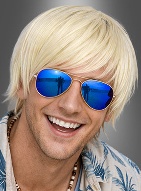 Eine lächelnde Person mit platinblonden Haaren und einer blauen Pilotenbrille, die eine hochwertige „Sunny Boy Surfer Mick“-Herrenperücke trägt; in den Gläsern spiegelt sich ein Paar wider, was die ausgelassene Stimmung eines Beach-Party-Kostüms einfängt.