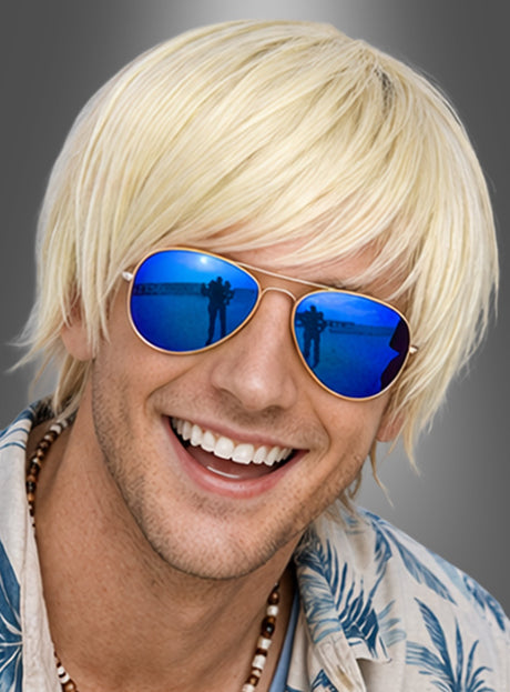 Eine lächelnde Person mit platinblonden Haaren und einer blauen Pilotenbrille, die eine hochwertige „Sunny Boy Surfer Mick“-Herrenperücke trägt; in den Gläsern spiegelt sich ein Paar wider, was die ausgelassene Stimmung eines Beach-Party-Kostüms einfängt.