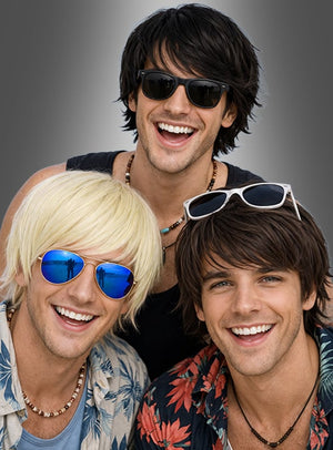 Drei lächelnde junge Männer in Freizeithemden und Sonnenbrillen posieren gemeinsam vor einem grauen Hintergrund mit Farbverlauf. Jeder von ihnen trägt eine hochwertige „Sunny Boy Surfer Mick“-Herrenperücke, um den perfekten Beach-Party-Kostüm-Look zu erzielen.