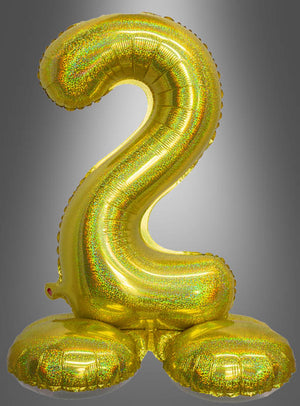 Der AirLoon-Folienballon „Zahlen zum Kombinieren“ (70 cm, stehend) in Form einer glänzenden goldenen Zwei steht aufrecht auf zwei runden Ballonständern und ist damit das perfekte Deko-Accessoire für einen Geburtstag vor einem grauen Farbverlaufshintergrund.