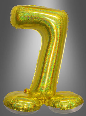 Ein goldfarbener, metallischer AirLoon-Folienballon „Zahlen zum Kombinieren“ (70 cm) in Form der Zahl Sieben steht aufrecht vor einem grauen Hintergrund und eignet sich somit perfekt als stehende Zahlenballon-Dekoration für Geburtstage und besondere Anlässe.