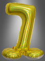 Ein goldfarbener, metallischer AirLoon-Folienballon „Zahlen zum Kombinieren“ (70 cm) in Form der Zahl Sieben steht aufrecht vor einem grauen Hintergrund und eignet sich somit perfekt als stehende Zahlenballon-Dekoration für Geburtstage und besondere Anlässe.