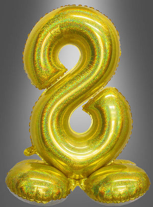 Ein goldfarbener, glänzender AirLoon-Folienballon „Zahlen zum Kombinieren“ (70 cm), in Form der Ziffer 2, steht auf goldenen Ballonständern vor einem grauen Hintergrund und eignet sich somit perfekt als dekorativer stehender Zahlenballon für Geburtstage.