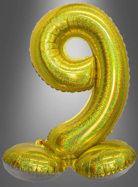 Ein glänzender goldener AirLoon-Folienballon „Zahlen zum Kombinieren“ (70 cm) in Form der Zahl Neun steht auf zwei runden goldenen Sockeln vor einem grauen Hintergrund und eignet sich somit perfekt als stehende Zahlenballon-Dekoration für den Geburtstag.