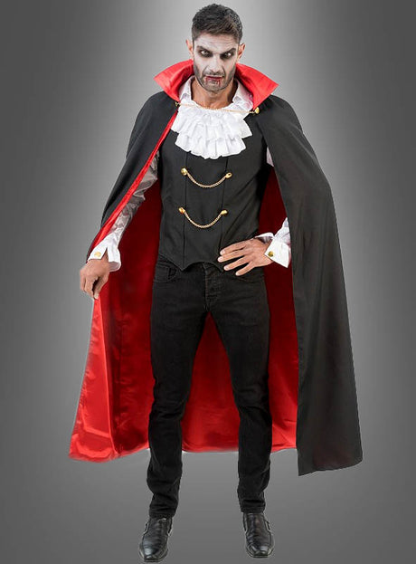 Ein Mann im 2-teiligen „Blade“-Vampir-Kostüm für Herren, komplett mit schwarz-rotem Umhang, weißem Rüschenhemd, schwarzer Weste, schwarzer Hose und dunklem Make-up, steht vor einem grauen Hintergrund – ideal als Halloween-Kostüm oder klassisches Dracula-Kostüm.