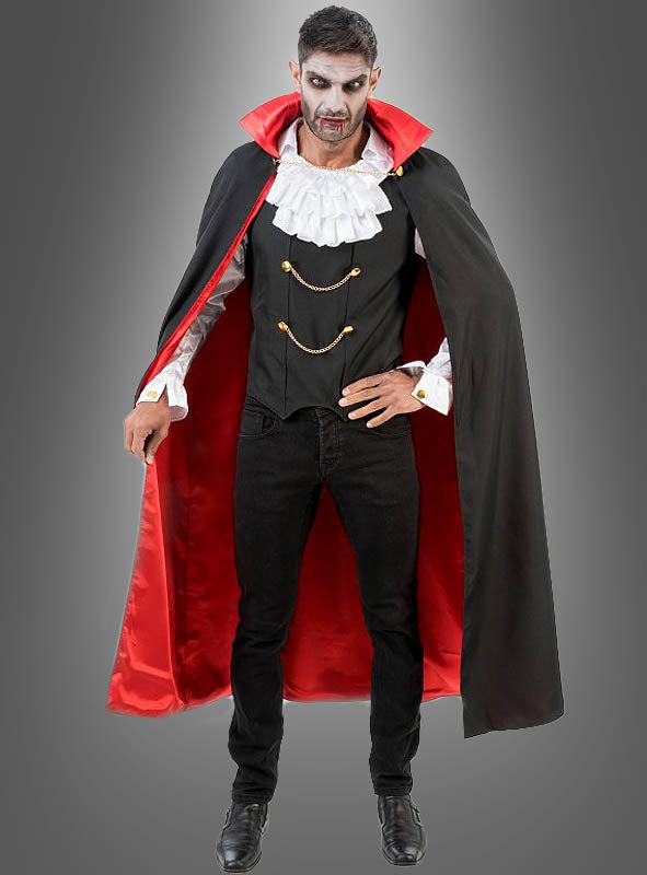 Ein Mann im 2-teiligen „Blade“-Vampir-Kostüm für Herren, komplett mit schwarz-rotem Umhang, weißem Rüschenhemd, schwarzer Weste, schwarzer Hose und dunklem Make-up, steht vor einem grauen Hintergrund – ideal als Halloween-Kostüm oder klassisches Dracula-Kostüm.