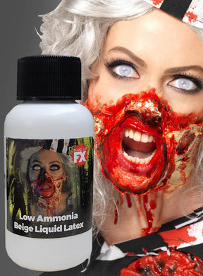 Eine Person mit auffälligem Zombie-Make-up und weißen Kontaktlinsen hält eine Flasche mit der Aufschrift „Latex für FX-Wundenbildung, hautfarben“ in der Hand – ideal für die Gestaltung von FX-Wunden oder Latex-Haut-Effekten zu Halloween –, auf deren Etikett ein passender Make-up-Effekt abgebildet ist.