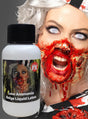 Eine Person mit auffälligem Zombie-Make-up und weißen Kontaktlinsen hält eine Flasche mit der Aufschrift „Latex für FX-Wundenbildung, hautfarben“ in der Hand – ideal für die Gestaltung von FX-Wunden oder Latex-Haut-Effekten zu Halloween –, auf deren Etikett ein passender Make-up-Effekt abgebildet ist.