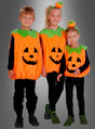 Drei Kinder, die alle das gleiche Deluxe-Kürbiskostüm aus Plüsch für Kinder mit grünen Kragen tragen, stehen zusammen vor einem grau abgestuften Hintergrund und lächeln – ein bezaubernder Halloween-Look für Kinder.