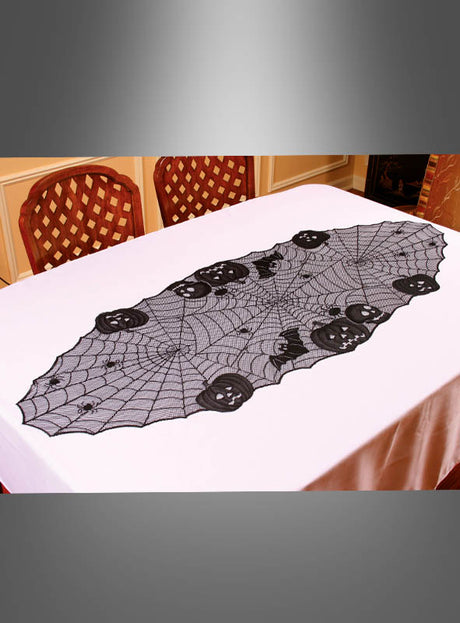 Der Halloween-Tischläufer aus filigraner schwarzer Spitze mit Spinnennetz- und Kürbislaternen-Motiven fällt elegant über eine weiße Tischdecke und sorgt so für eine auffällige Halloween-Dekoration auf Ihrem Esstisch, der mit zwei Holzstühlen gedeckt ist. Dieser Tischläufer eignet sich perfekt als Halloween-Mitteldecke und verleiht Ihrer Einrichtung ein festliches und gruseliges Flair.