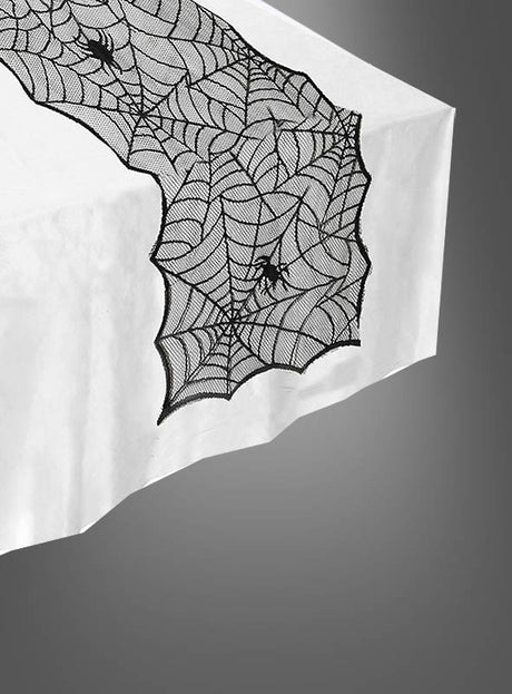 Ein weißer Tisch, geschmückt mit dem Halloween-Tischläufer, der wie ein Spinnennetz gestaltet ist und mit dekorativen schwarzen Spinnen verziert ist, sorgt für die perfekte Halloween-Dekoration und verleiht Ihrer Halloween-Tischdecke einen gruseligen Touch.