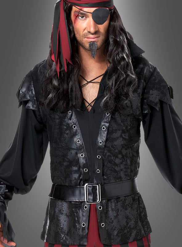 Im „Captain Klaas“-Kostüm – einem klassischen Piratenkostüm mit schwarzer Augenklappe, rot-schwarzem Stirnband, langen schwarzen Haaren, einer künstlichen Narbe und einem schwarzen Hemd mit Gürtel – eignet sich dieses Outfit perfekt für jede Seeräuber-Mottoparty.