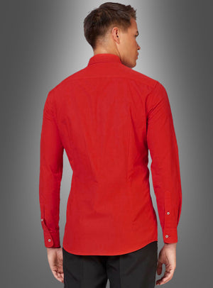 Ein Mann, der das „Rote Langarmhemd“ figurbetont trägt und eine schwarze Hose, von hinten gesehen, vor einem grauen Hintergrund mit Farbverlauf.