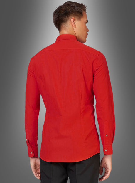 Ein Mann, der das „Rote Langarmhemd“ figurbetont trägt und eine schwarze Hose, von hinten gesehen, vor einem grauen Hintergrund mit Farbverlauf.