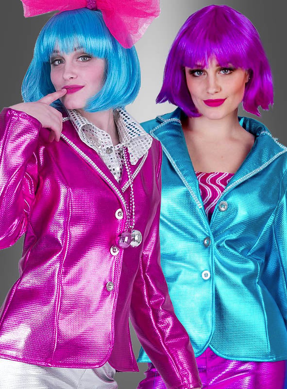 Zwei Personen tragen glänzende, farbenfrohe Anzüge und auffällige Perücken – die eine in Blau mit einer rosa „Glanz Jacke Damen im Disco-Style“, die andere in Lila mit einer blau schimmernden Jacke – und posieren gemeinsam im echten Disco-Style vor einem grauen Hintergrund.