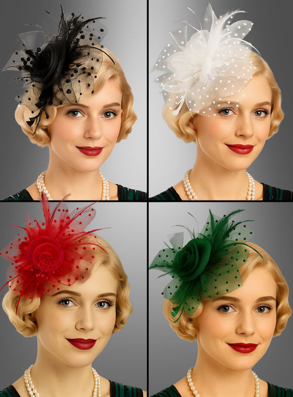 Eine Frau mit kurzen blonden Haaren trägt eine Perlenkette und präsentiert ein elegantes Accessoire – den „Fascinator Minihut mit Tüll“ –, einen auffälligen Kopfschmuck in Schwarz, Weiß, Rot und Grün, der jeweils mit Netzstoff, Federn und Polka-Dots verziert ist und in vier Abschnitten als moderner Minihut präsentiert wird, der perfekt zu jedem Kostüm passt.