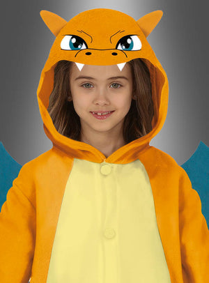 Ein Kind trägt das „Poke Drachen“-Kostüm für Kinder, einen von Charizard inspirierten Kapuzenpulli im Stil eines Feuerdrachen-Overalls, der eine gelbe Vorderseite, eine orangefarbene Kapuze mit Augen und Zähnen sowie blaue Flügel aufweist, die hinter den Armen hervorschauen.