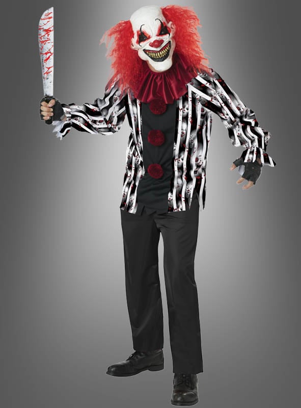 Eine Person im „Verdammter Clown“-Halloween-Kostüm für Herren, bestehend aus einer gruseligen roten Perücke, einem gestreiften Hemd, einer schwarzen Hose und einer furchterregenden Clownmaske, posiert vor einem schlichten Hintergrund und hält dabei ein großes, blutverschmiertes Spielzeugmesser in der Hand.