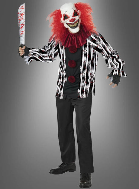 Eine Person im „Verdammter Clown“-Halloween-Kostüm für Herren, bestehend aus einer gruseligen roten Perücke, einem gestreiften Hemd, einer schwarzen Hose und einer furchterregenden Clownmaske, posiert vor einem schlichten Hintergrund und hält dabei ein großes, blutverschmiertes Spielzeugmesser in der Hand.