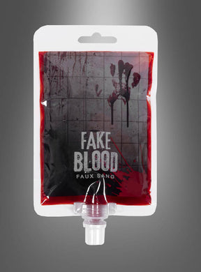 Ein durchsichtiger Plastikbeutel mit der Aufschrift „Blutbeutel Fakeblut Transfusion“, gefüllt mit dunkelroter Flüssigkeit, der wie ein echter Bluttransfusionsbeutel aussieht, ist vor einem grauen Hintergrund mit Farbverlauf abgebildet – perfekt als Kunstblut für jeden Scherzartikel oder zur Erzeugung dramatischer Effekte.