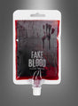 Ein durchsichtiger Plastikbeutel mit der Aufschrift „Blutbeutel Fakeblut Transfusion“, gefüllt mit dunkelroter Flüssigkeit, der wie ein echter Bluttransfusionsbeutel aussieht, ist vor einem grauen Hintergrund mit Farbverlauf abgebildet – perfekt als Kunstblut für jeden Scherzartikel oder zur Erzeugung dramatischer Effekte.