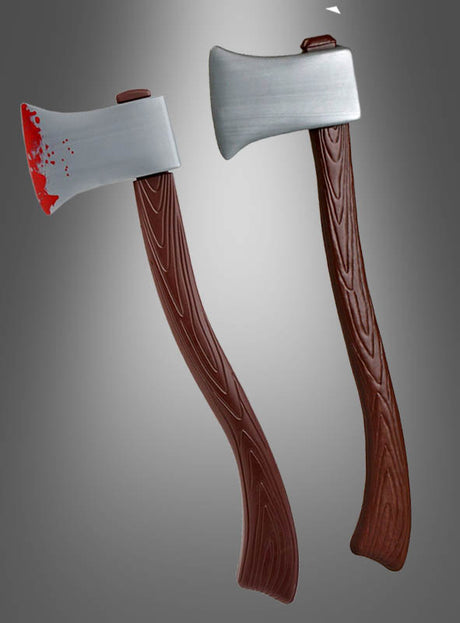 Vor einem grau verlaufenden Hintergrund sind zwei Äxte mit braunen Griffen und grauen Klingen zu sehen. Die linke Axt, die „Große Halloween-Axt 57 cm“, weist rote Flecken auf, die an Blut erinnern und für einen furchterregenden Effekt sorgen, während die Klinge der rechten Axt makellos sauber ist. Beide eignen sich perfekt als gruselige Kostüm-Accessoires.
