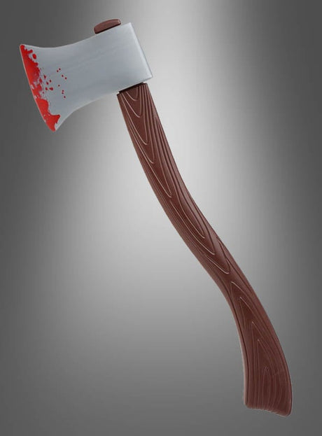 Eine Axt mit braunem Stiel und einer silbernen Klinge, die mit roter Farbe bespritzt ist, die wie Blut aussieht: Die „Große Halloween-Axt 57 cm“ ist das perfekte Kostüm-Accessoire für Halloween und wird vor einem grauen Hintergrund mit Farbverlauf präsentiert.