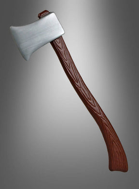 Vor einem grauen Hintergrund mit Farbverlauf ist eine silberne Axtklinge mit einem braunen, holzstrukturierten Stiel zu sehen, was die „Große Halloween-Axt 57 cm“ zu einem idealen Kostüm-Accessoire oder einer „blutigen Axt“ für Ihre nächste Halloween-Party macht.