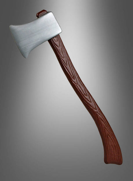 Vor einem grauen Hintergrund mit Farbverlauf ist eine silberne Axtklinge mit einem braunen, holzstrukturierten Stiel zu sehen, was die „Große Halloween-Axt 57 cm“ zu einem idealen Kostüm-Accessoire oder einer „blutigen Axt“ für Ihre nächste Halloween-Party macht.
