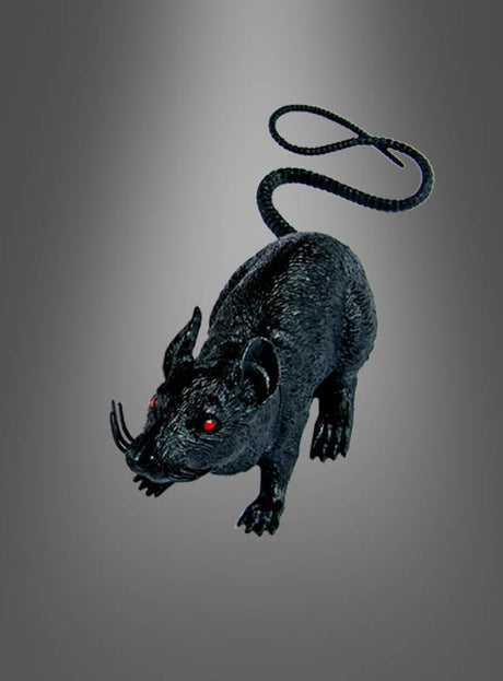 Eine große Ratte als Halloween-Dekoration aus schwarzem Kunststoff mit roten Augen und langem Schwanz ist auf einem grau verlaufenden Hintergrund abgebildet und eignet sich perfekt als Halloween-Dekoration.