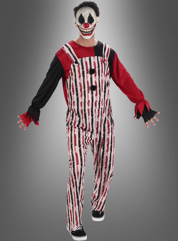 Eine Person trägt einen gestreiften Clown-Anzug für Herren mit schwarzen Knöpfen, dazu eine furchterregende Clownmaske und ein rot-schwarzes Langarm-Oberteil; sie steht mit leicht ausgestreckten Armen vor einem schlichten grauen Hintergrund – eine unheimliche Darstellung eines authentischen Horror-Clown-Kostüms.