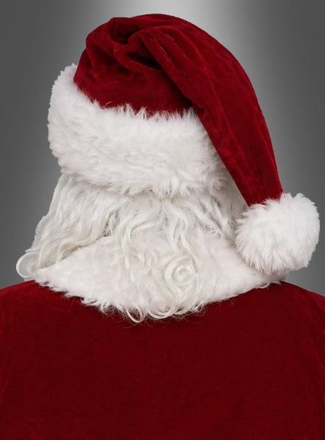 Eine Person ist von hinten zu sehen, die das waschbare Weihnachtsmann-Kostüm mit Bart und Perücke trägt, bestehend aus einer roten Mütze mit weißem Rand und einem roten Mantel mit weißem Kragen.