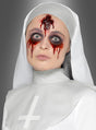Eine Person in einem weißen Nonnenkostüm mit einem umgekehrten Kreuz, dunklem Augen-Make-up und Wunden aus Kunstblut – darunter eine auffällige Kreuzwunde für zusätzlichen Realismus –, ergänzt durch eine Latexnarbe, posiert vor einem grauen Hintergrund. Das gruselige Erscheinungsbild wird durch Details mit Halloween-Accessoires abgerundet, um eine maximale Wirkung zu erzielen.