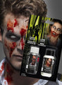 Ein Mann mit Zombie-Make-up hält eine Packung „Kunstblut und Latex Set FX Schminke“ in der Hand, die zwei Flaschen mit den Aufschriften „Kunstblut“ und „Latex“ zur Erzeugung von 3D-Spezialeffekten enthält; auf der Verpackung sind Abbildungen von Zombie-Gesichtern zu sehen.