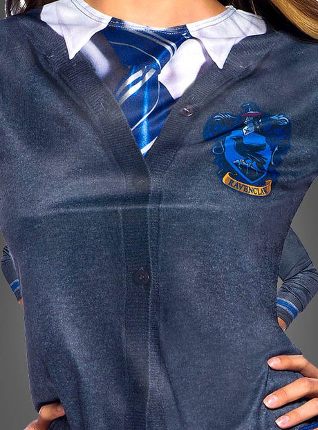 Eine Person, die das Ravenclaw-Shirt für Damen aus der Harry-Potter-Reihe trägt, das im Stil einer klassischen Ravenclaw-Uniform gestaltet ist und über eine authentische blaue Krawatte, das Hauswappen sowie Details im Stil einer Strickjacke verfügt – ideal als Harry-Potter-Kostüm für Erwachsene oder für jeden Fan, der auf der Suche nach dem perfekten Ravenclaw-Shirt-Look für Damen ist.