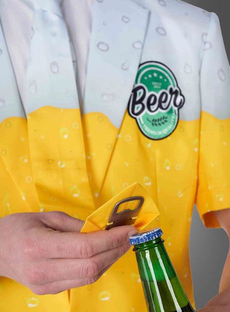 Eine Person, die den „Sommerlicher Bieranzug“ mit seinem gelb-weißen Biermotiv trägt, öffnet mit einem Flaschenöffner eine grüne Bierflasche – damit ist er das ideale Sommeroutfit für Bierliebhaber.