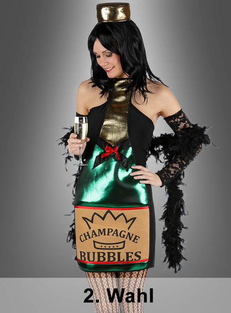 Eine Frau, die das Kostüm „2. Wahl Champagner Kleid Bubbles“ trägt – das wie eine Champagnerflasche gestaltet ist und auf der Vorderseite den Aufdruck „Champagne Bubbles“ trägt –, hält ein Glas in der Hand und trägt dazu eine schwarze Federboa und einen Hut. Unten ist der Schriftzug „2. Wahl“ zu sehen.
