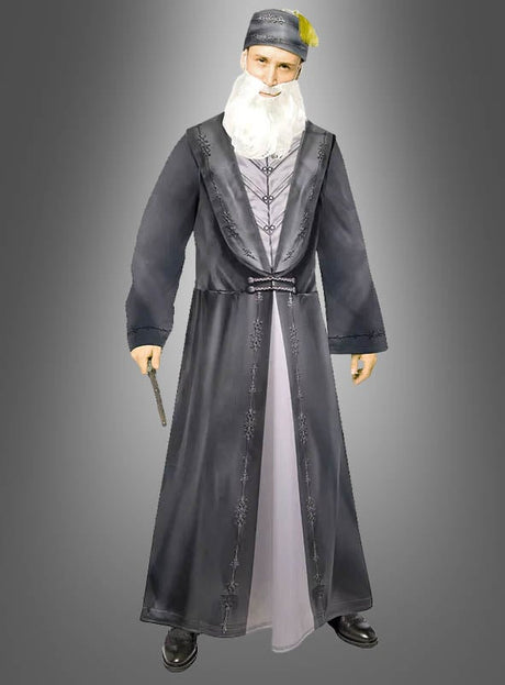 Eine Person im Dumbledore-Kostüm aus Harry Potter – eine lange graue Robe und ein Hut mit weißem Bart, einen Zauberstab in der Hand – steht vor einem grauen Hintergrund mit Farbverlauf und verkörpert damit perfekt den klassischen Zauberer-Look.