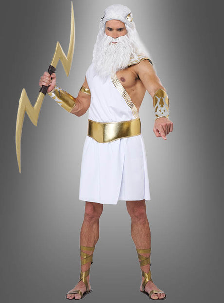 Jemand trägt das „Griechischer Gott Zeus“-Kostüm, bestehend aus einer weißen Toga, goldenen Accessoires, einem weißen Bart und einem Blitz als Requisite, und steht vor einem grauen Hintergrund.