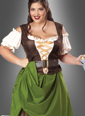 Eine Frau, die das „Schankmaid-Kostüm XXL“-Kleid trägt – bestehend aus einer weißen Bluse, einer braunen Weste und einem grünen Rock im mittelalterlichen Stil –, lächelt, während sie vor einem grauen Hintergrund eine Dose in der Hand hält.