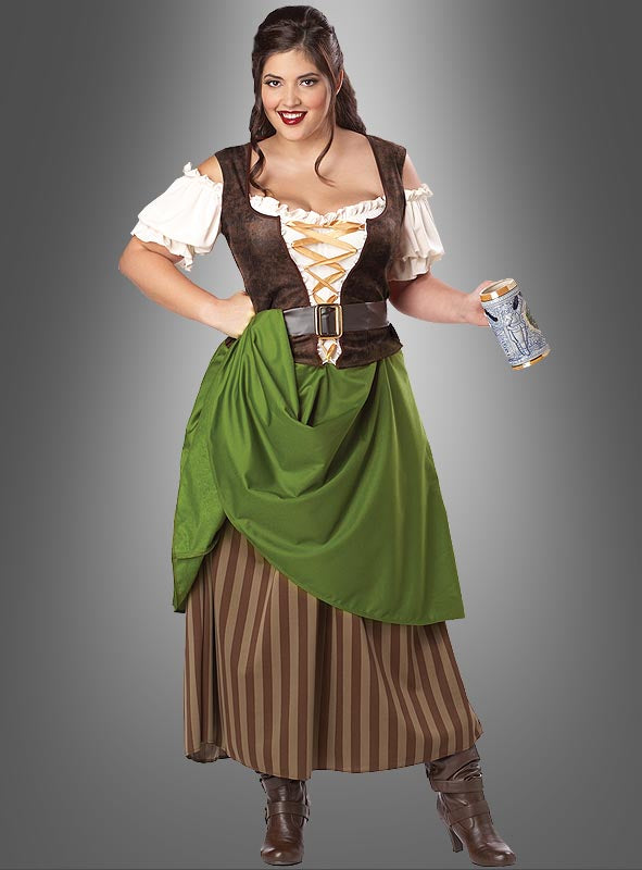 Eine Frau präsentiert das „Schankmaid“-Kostüm in Größe XXL, das aus einem braunen Oberteil, einer weißen Bluse, einer grünen Schürze, einem gestreiften Rock und braunen Stiefeln besteht. Sie hält einen verzierten Bierkrug in der Hand und steht vor einem grauen Hintergrund. Dieses mittelalterliche Kleid ist ideal für alle, die einen authentischen mittelalterlichen Wirtshaus-Look anstreben, und ist in Übergröße erhältlich.