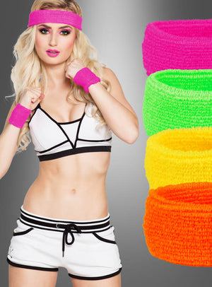 Eine Frau in sportlicher Kleidung mit einem rosa Stirnband und Schweißbändern steht neben vier farbenfrohen Stirnbändern – in Rosa, Grün, Gelb und Orange – aus dem „80er-Jahre-Schweißband-Set in kräftigen Farben“, die sich perfekt als Neon-Schweißbänder oder zur Vervollständigung deines 80er-Jahre-Kostüms bei jeder Karnevalsverkleidung eignen.