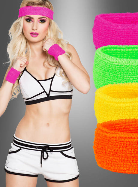 Eine Frau in sportlicher Kleidung mit einem rosa Stirnband und Schweißbändern steht neben vier farbenfrohen Stirnbändern – in Rosa, Grün, Gelb und Orange – aus dem „80er-Jahre-Schweißband-Set in kräftigen Farben“, die sich perfekt als Neon-Schweißbänder oder zur Vervollständigung deines 80er-Jahre-Kostüms bei jeder Karnevalsverkleidung eignen.