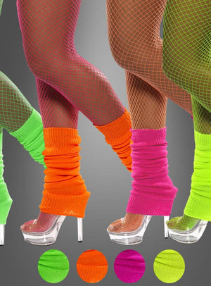 Vier Beine in leuchtenden Neon-Netzstrumpfhosen, kombiniert mit passenden Beinstulpen in Neonfarben im 80er-Jahre-Stil – in kräftigem Grün, Orange und Pink – und dazu transparente High Heels. Perfekt für jede 80er-Jahre-Party oder als i-Tüpfelchen für dein auffälliges 80er-Jahre-Outfit. Unten sind drei auffällige Farbmuster abgebildet.