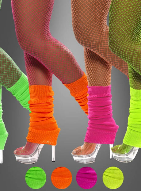 Vier Beine in leuchtenden Neon-Netzstrumpfhosen, kombiniert mit passenden Beinstulpen in Neonfarben im 80er-Jahre-Stil – in kräftigem Grün, Orange und Pink – und dazu transparente High Heels. Perfekt für jede 80er-Jahre-Party oder als i-Tüpfelchen für dein auffälliges 80er-Jahre-Outfit. Unten sind drei auffällige Farbmuster abgebildet.